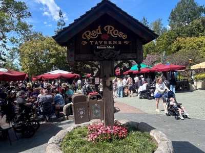 Red Rose Taverne – Restaurante quick service da Bela no Disneyland Park